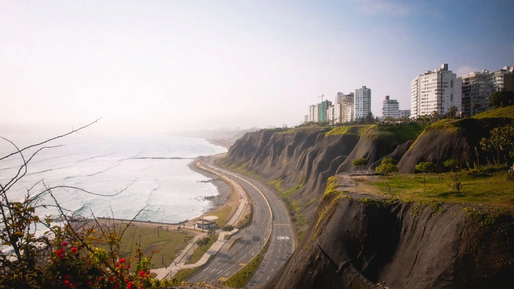 Malecón de Miraflores en Lima al atardecer