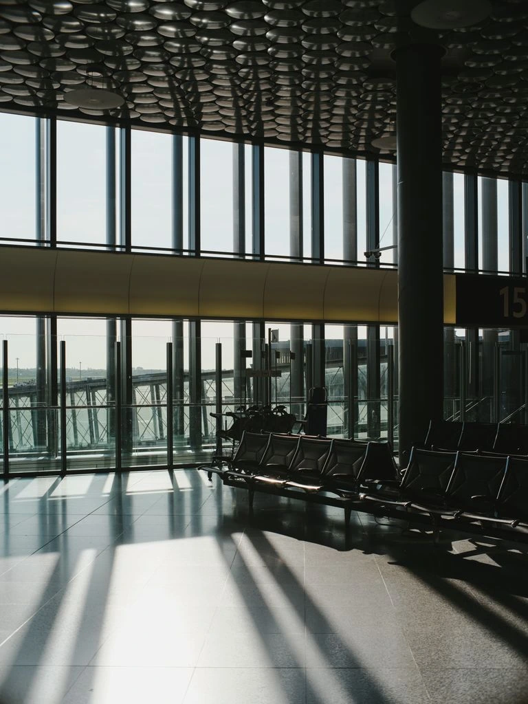 Pasajero en una puerta de embarque al atardecer, listo para iniciar un vuelo encontrado en MegaVuelos